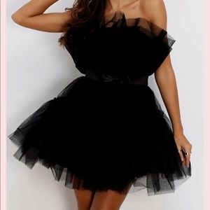 Never worn Company is a size small which runs 2-4